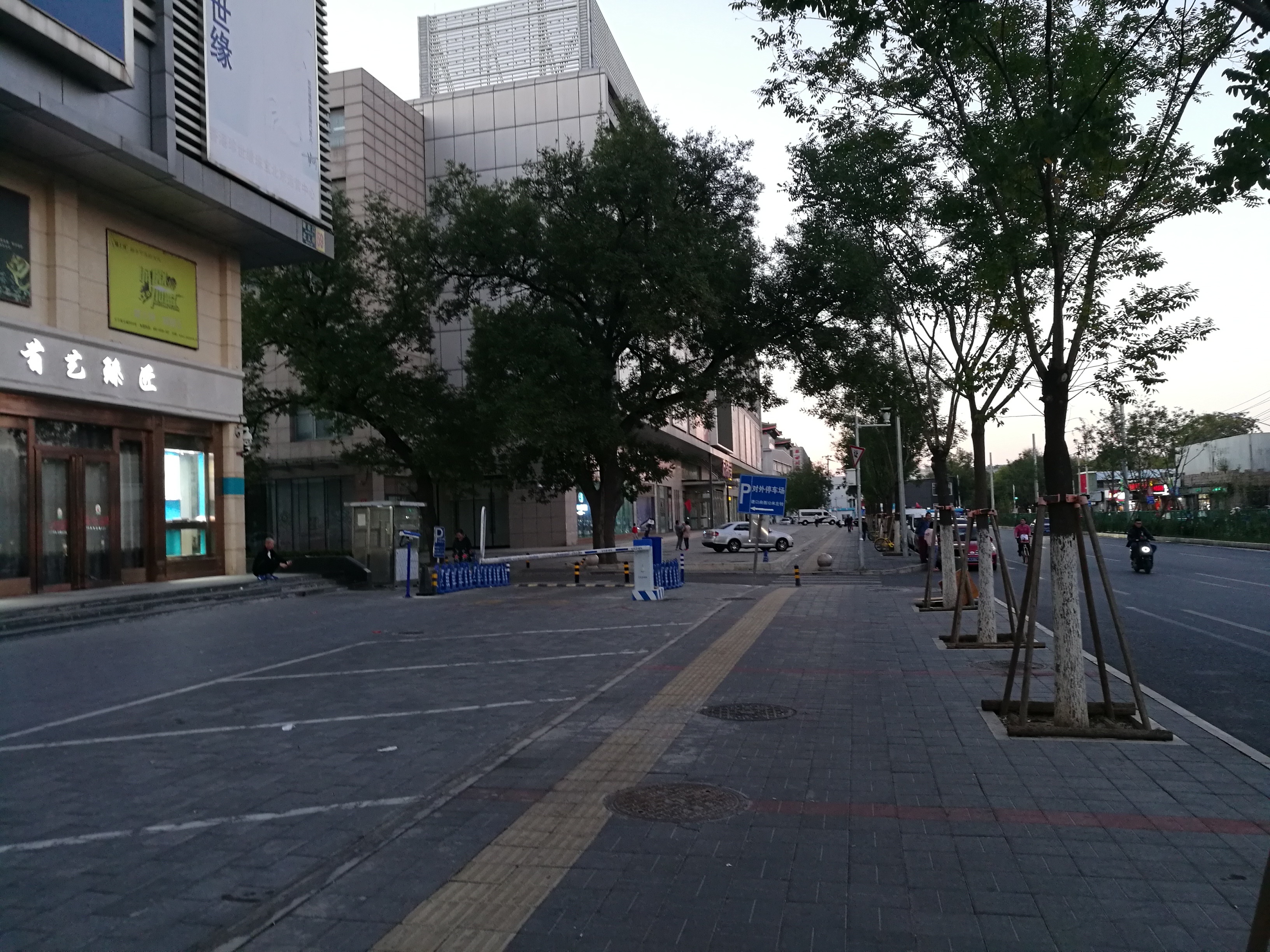 北京新街口商業街:沿街經過大規模的建設,終於只有半條街繁華