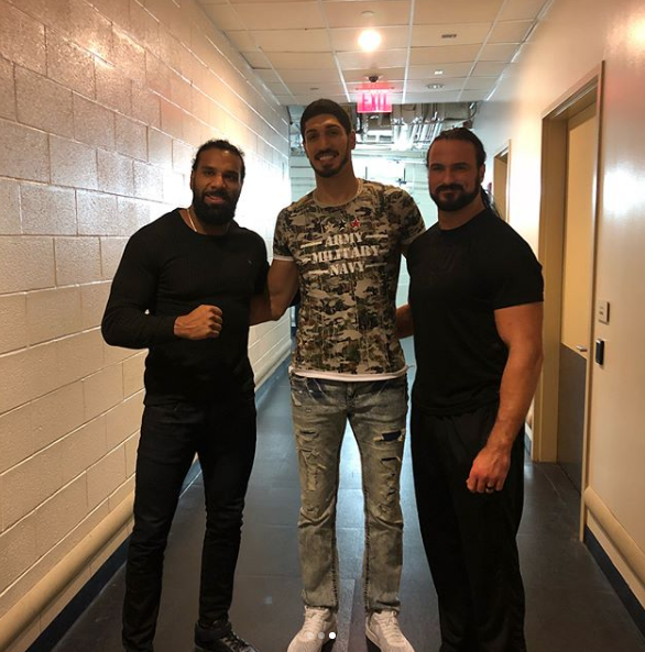 坎特发布与wwe运动员的合影:这些兄弟真是太帅气了