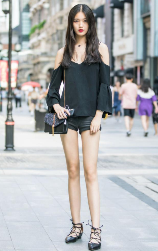 小姐姐穿着紧身牛仔裤,很任性的把针织t恤卷扎了起来,秀出纤细腰肢