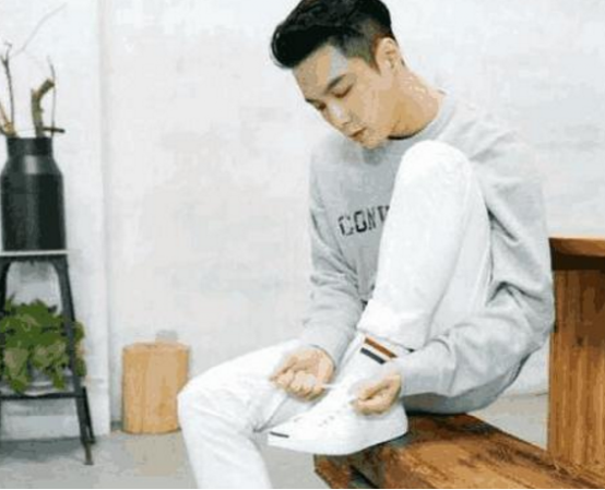 张艺兴晒出自己的豪宅:坐在沙发上弹吉他,在家生活特别文艺