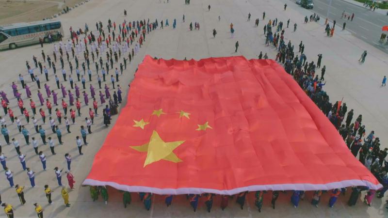 祝福祖国70华诞:内蒙古12名蒙古族牧民绣出巨幅国旗