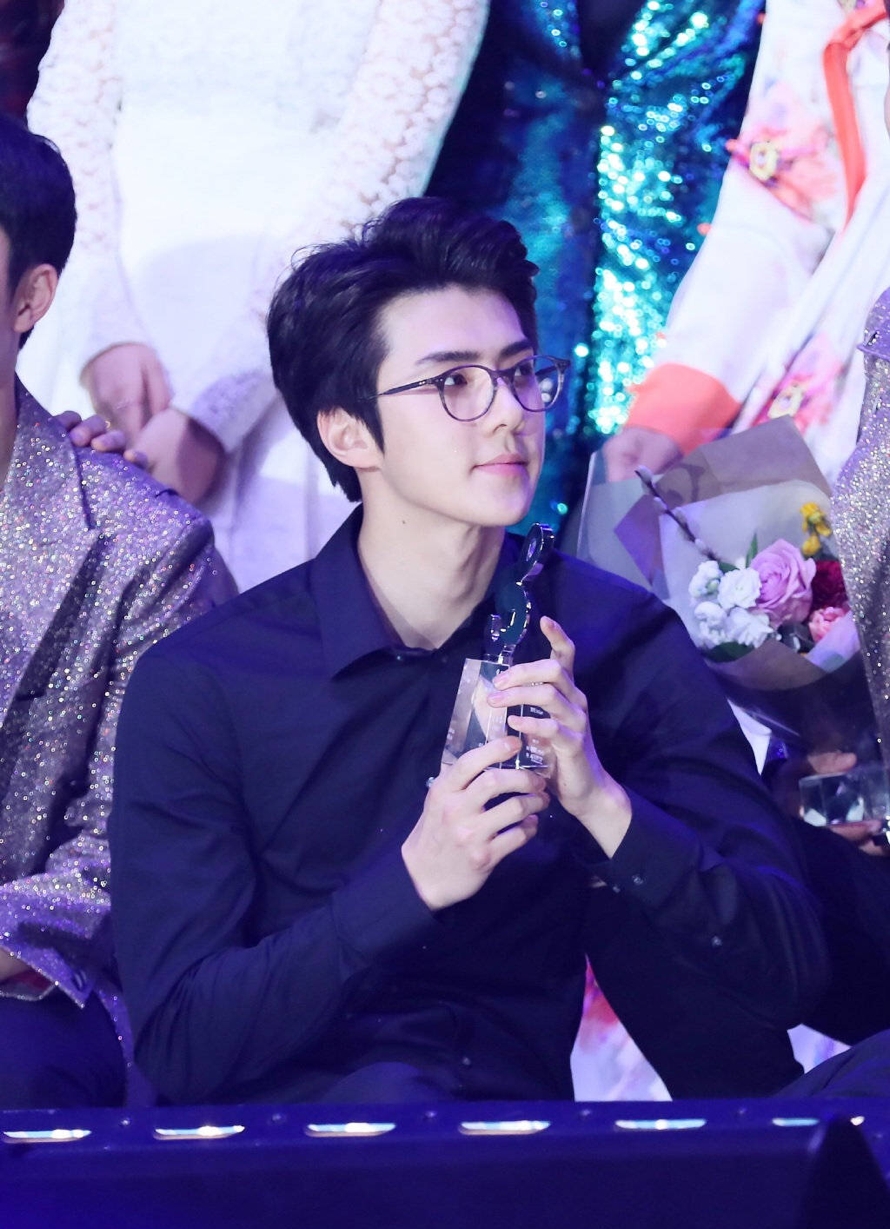 没想到吧,吴世勋也染过绿色的发色,看来还是太年轻了,不懂事啊.