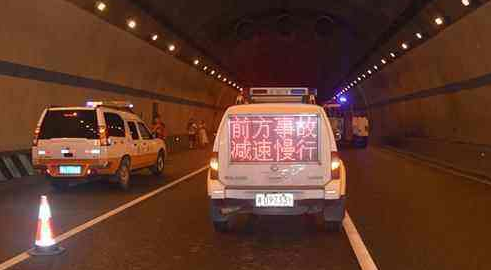 高速隧道内严禁超车,但前车驾驶太慢怎么办?交警提示:记好了!