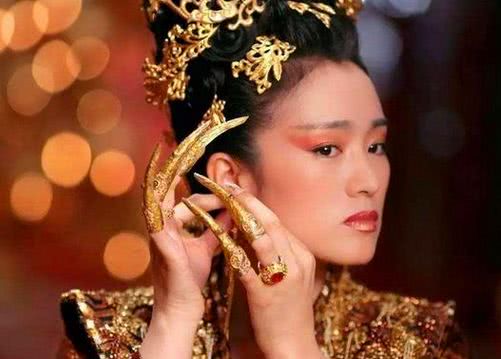 古代贵妃戴指甲套,不仅为了美观,还有一个重要的用处,涨知识了