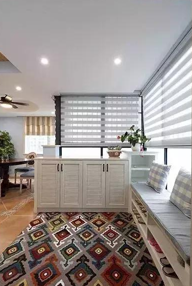 17,卡座式的玄关鞋凳和百叶窗式的鞋柜设计.