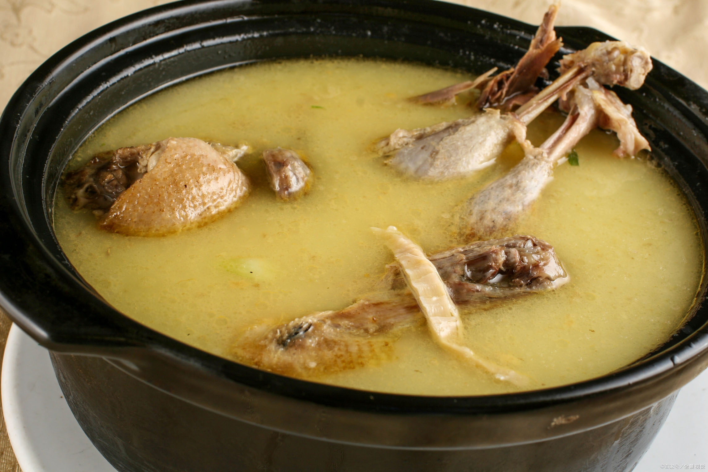 秋冬季节,鸭肉别再红烧,炖酸萝卜老鸭汤,老人小孩都喜欢喝