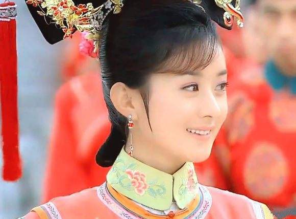 扒一扒新版还珠格格中赵丽颖戴过的旗头:绣球花旗头无比雅致