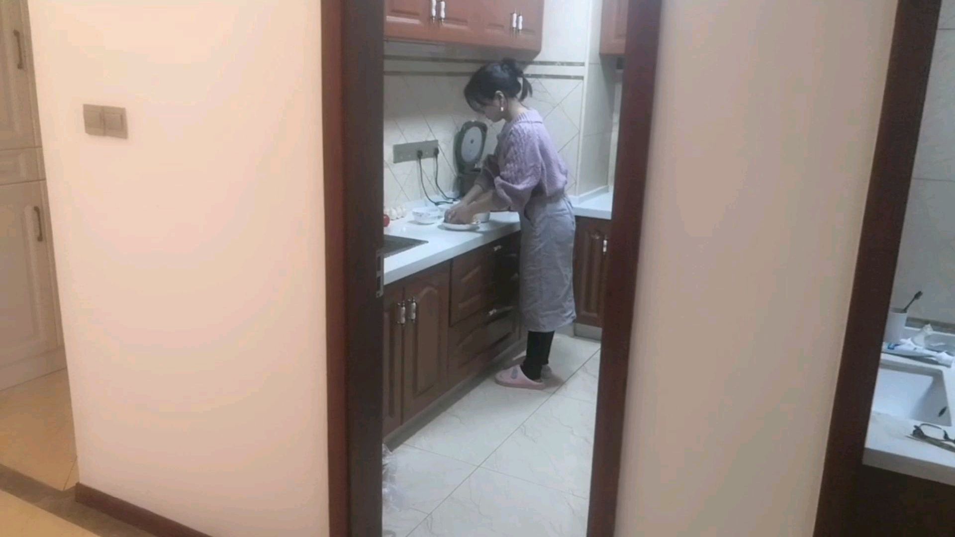 美女炖桃胶雪莲银耳汤,加料实在,美容养颜还补血呢