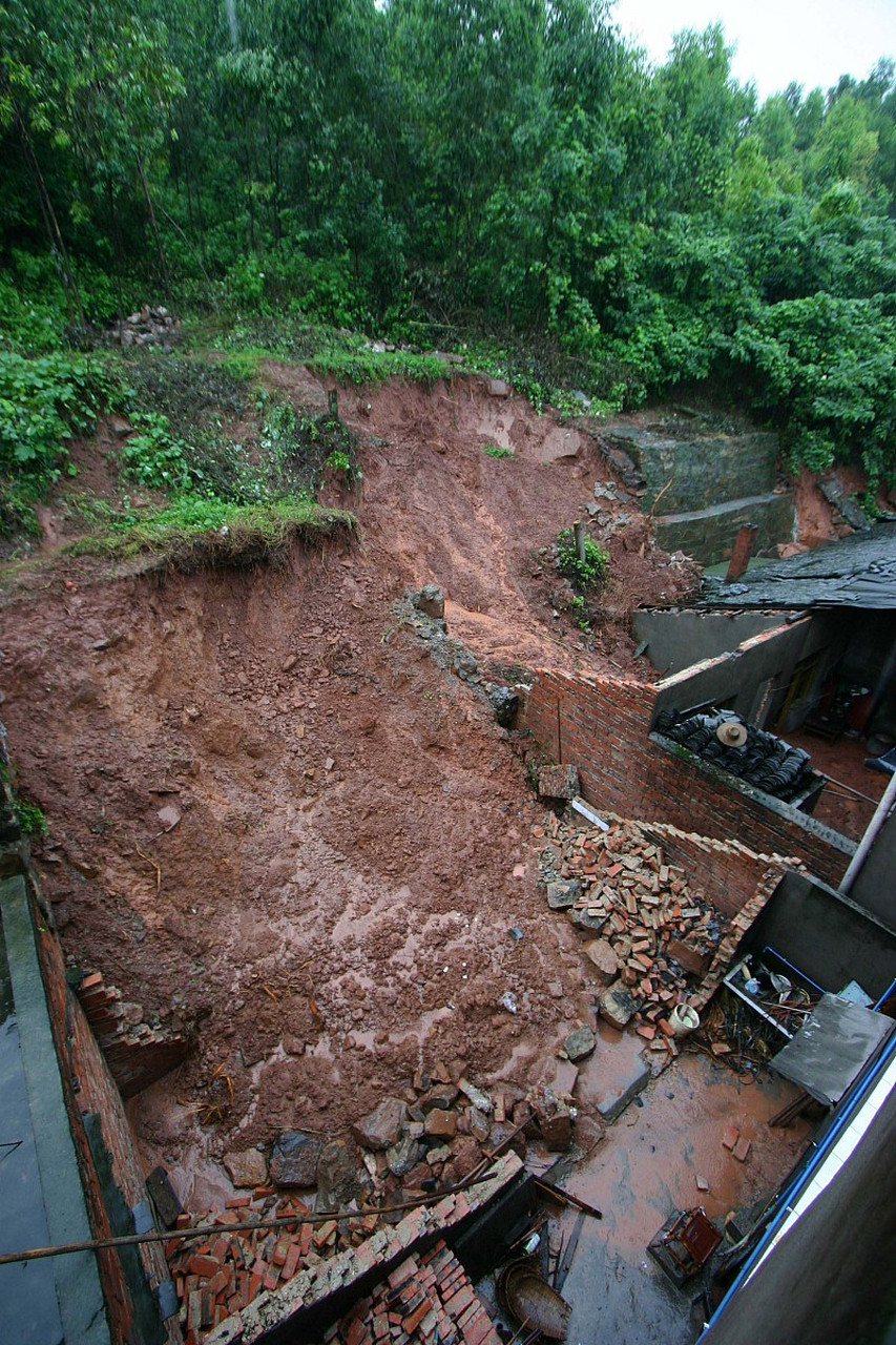 近日,云南镇雄县发生了严重的山体滑坡事件,已造成20人遇难,24人失联.