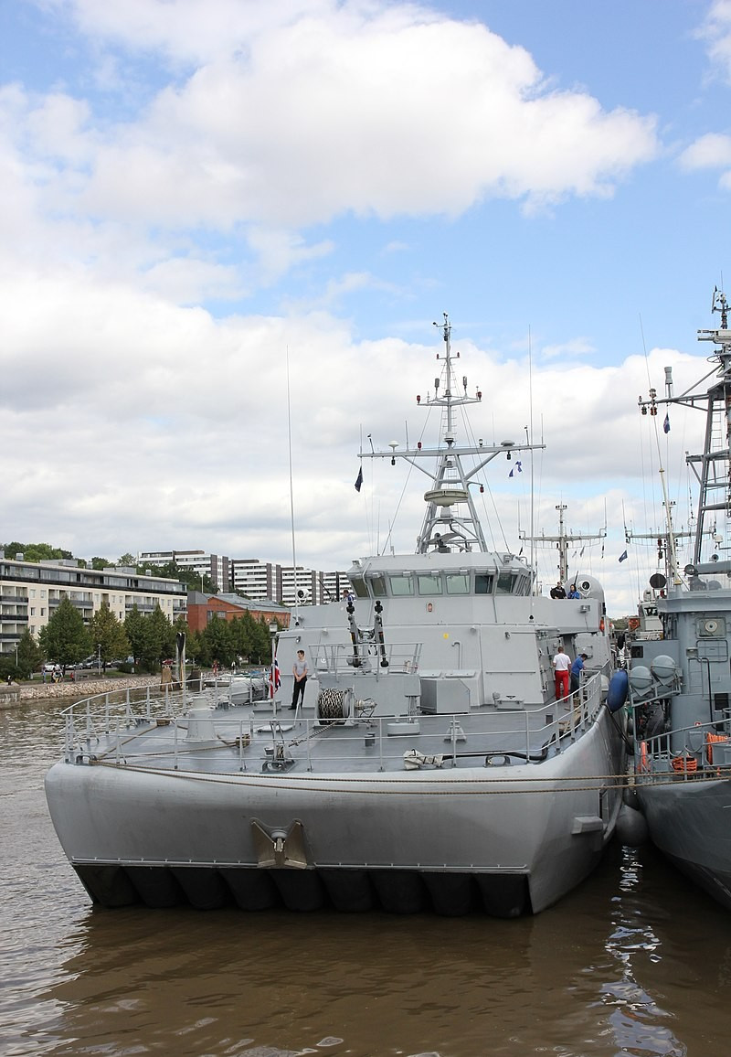 (6)侧壁式气垫船比单体船有更好的操纵性.