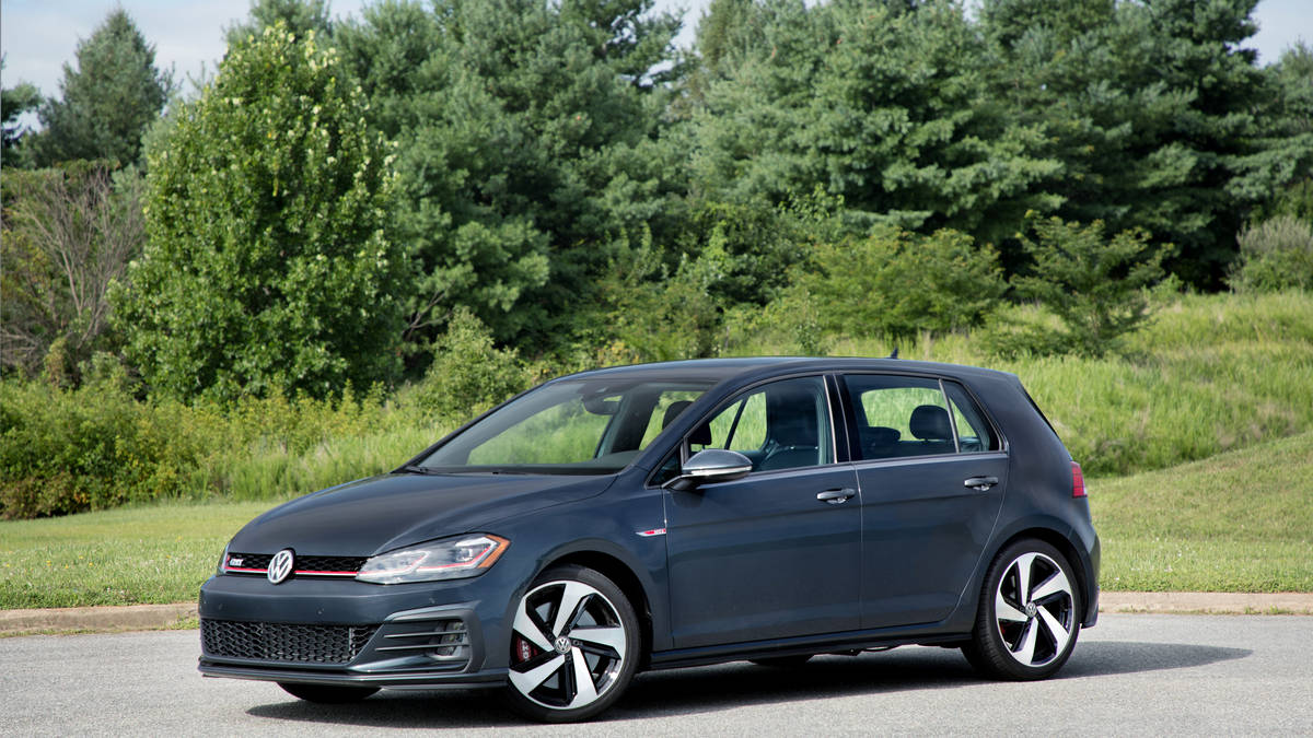 汽车:2018年大众高尔夫gti和r第一次驾驶:喧嚣和流动