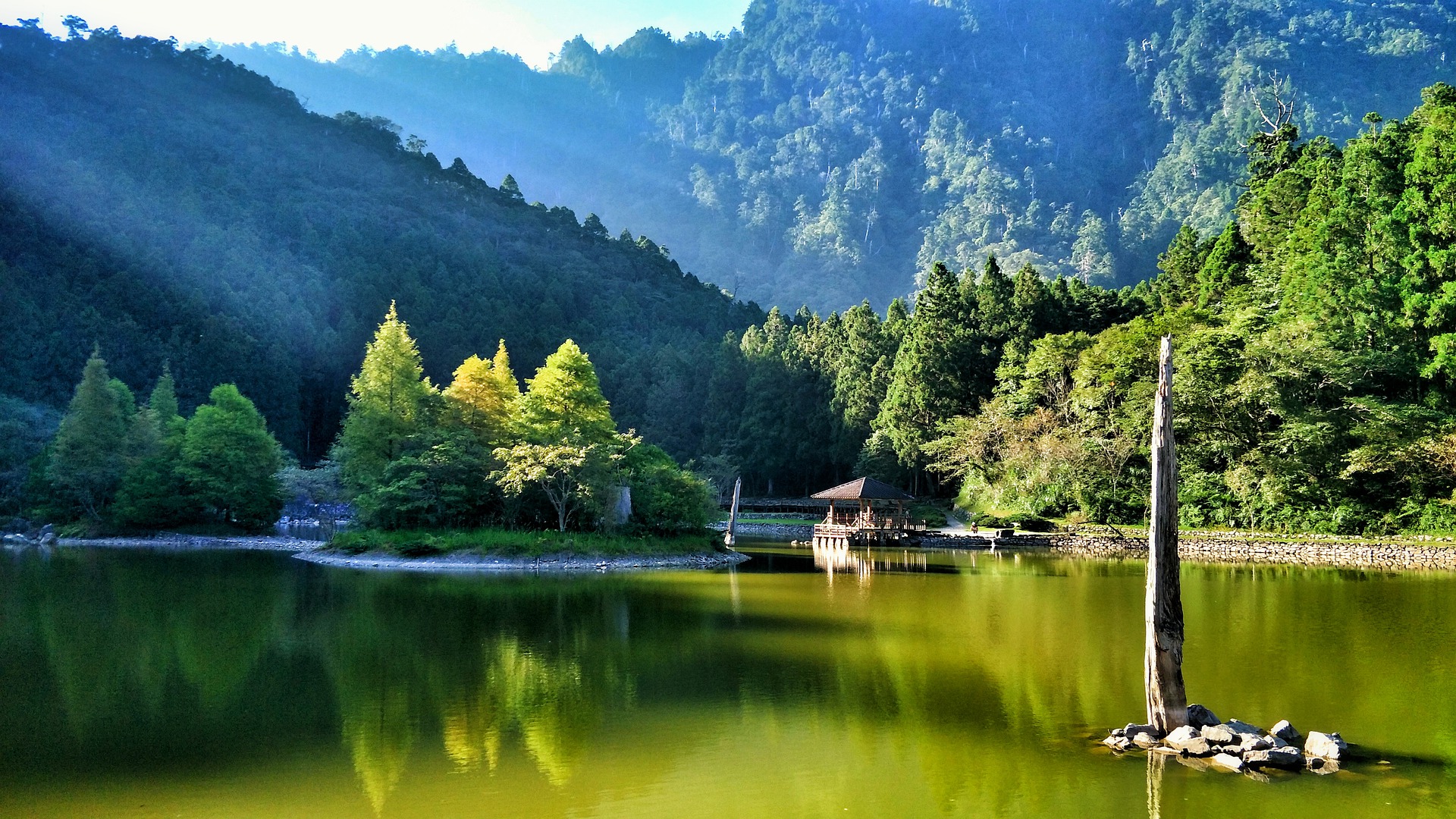 明池,位于台湾宜兰县大同乡英士村,景区内有茂密的森林,是北橫公路上