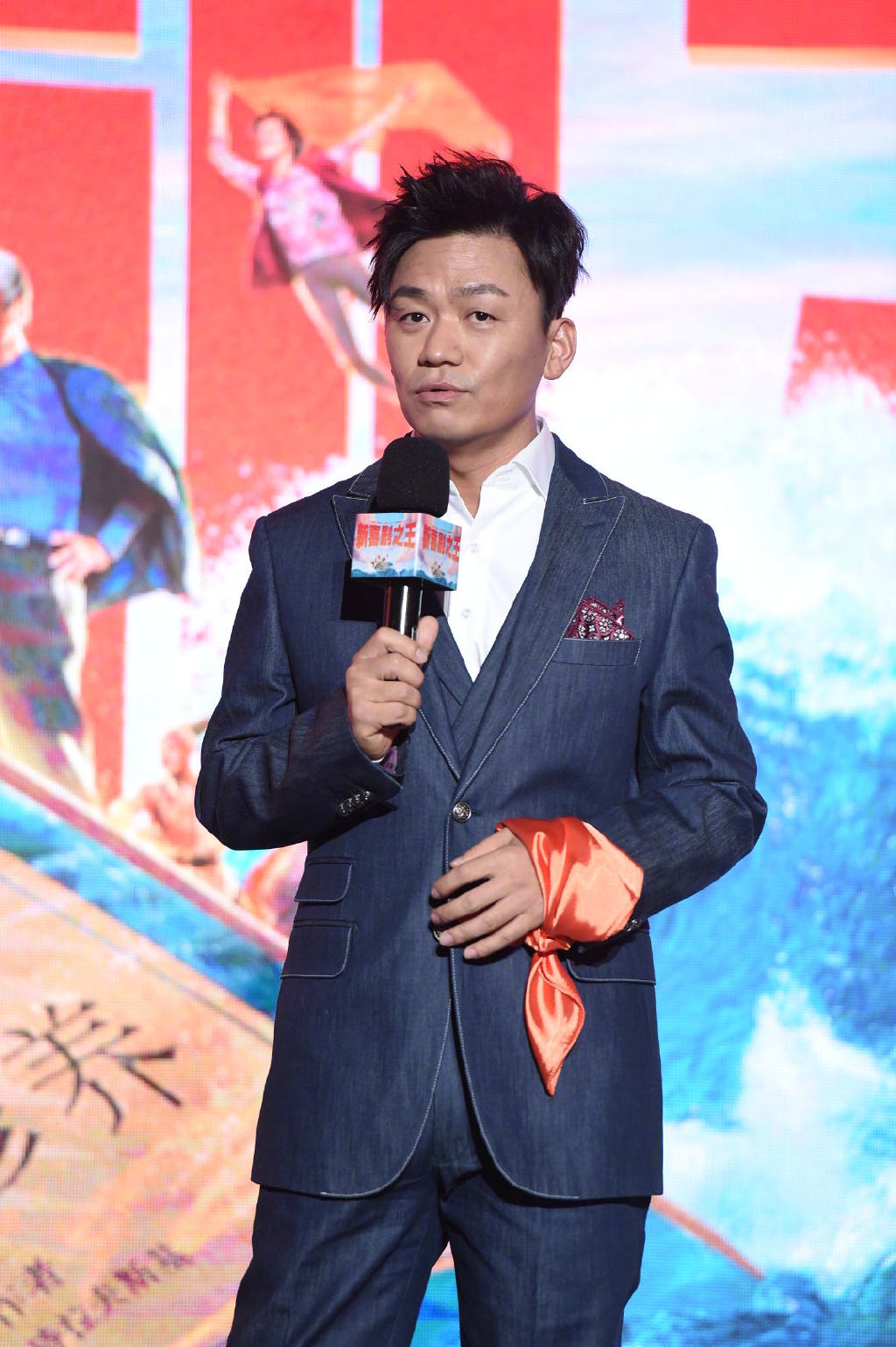 王宝强除了演傻还会啥?周星驰8个字幽默回应,二人智商一目了然