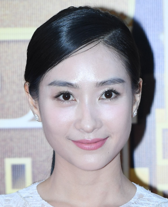 女星陶昕然出席活动,一身白裙十分耀眼,尽显迷人身材