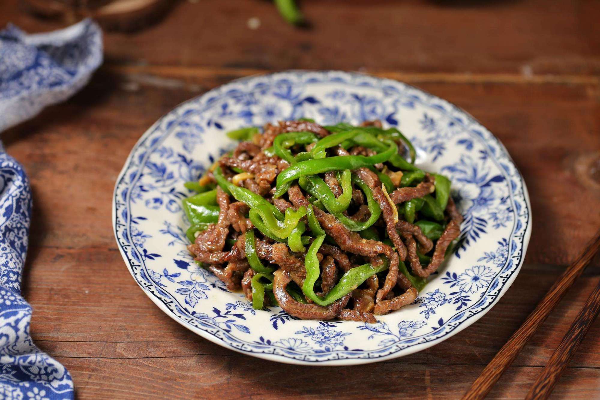 超级滑嫩下饭的青椒牛肉,快手简单,牛肉超嫩的秘诀在这里