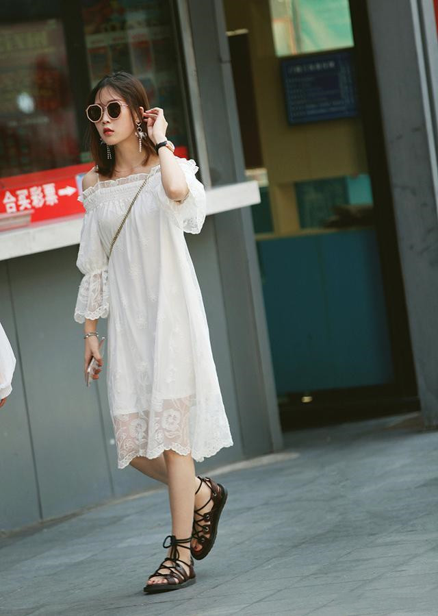 小姐姐白色露肩连衣裙,齐肩短发戴着墨镜,时尚小清新 转载自百家号