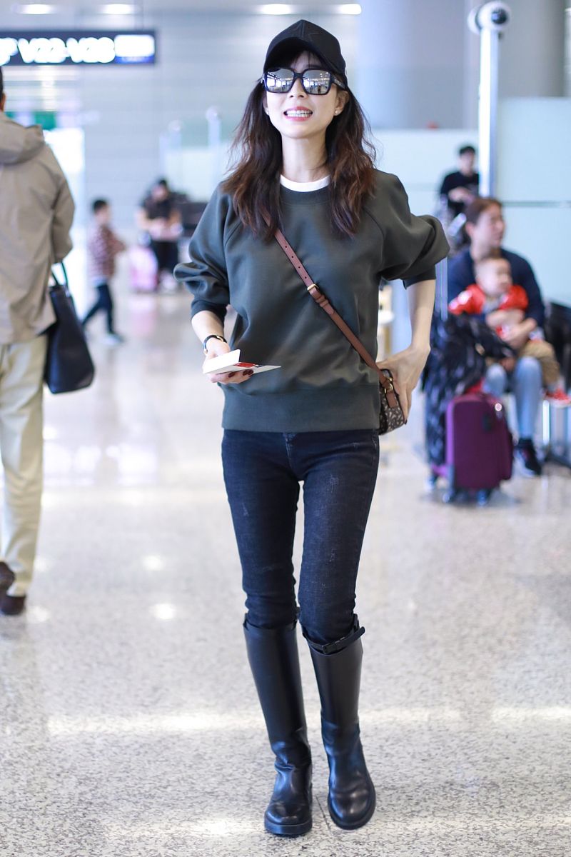 张静初街拍:卫衣牛仔裤burberry相机包 简约有型