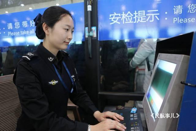 民航春运一线:每天弯腰动作2000多次的哈尔滨机场安检人