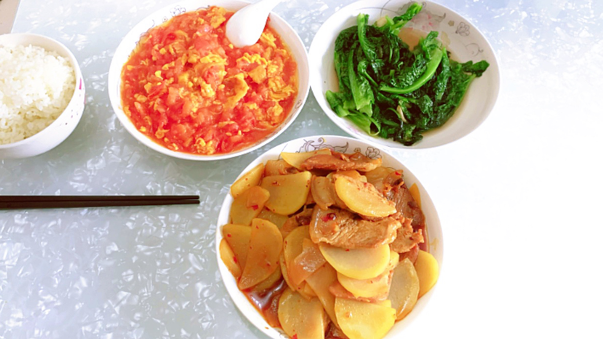川妹子的家常菜:肉片炒土豆,番茄炒蛋,清炒莴笋丝,超级下饭