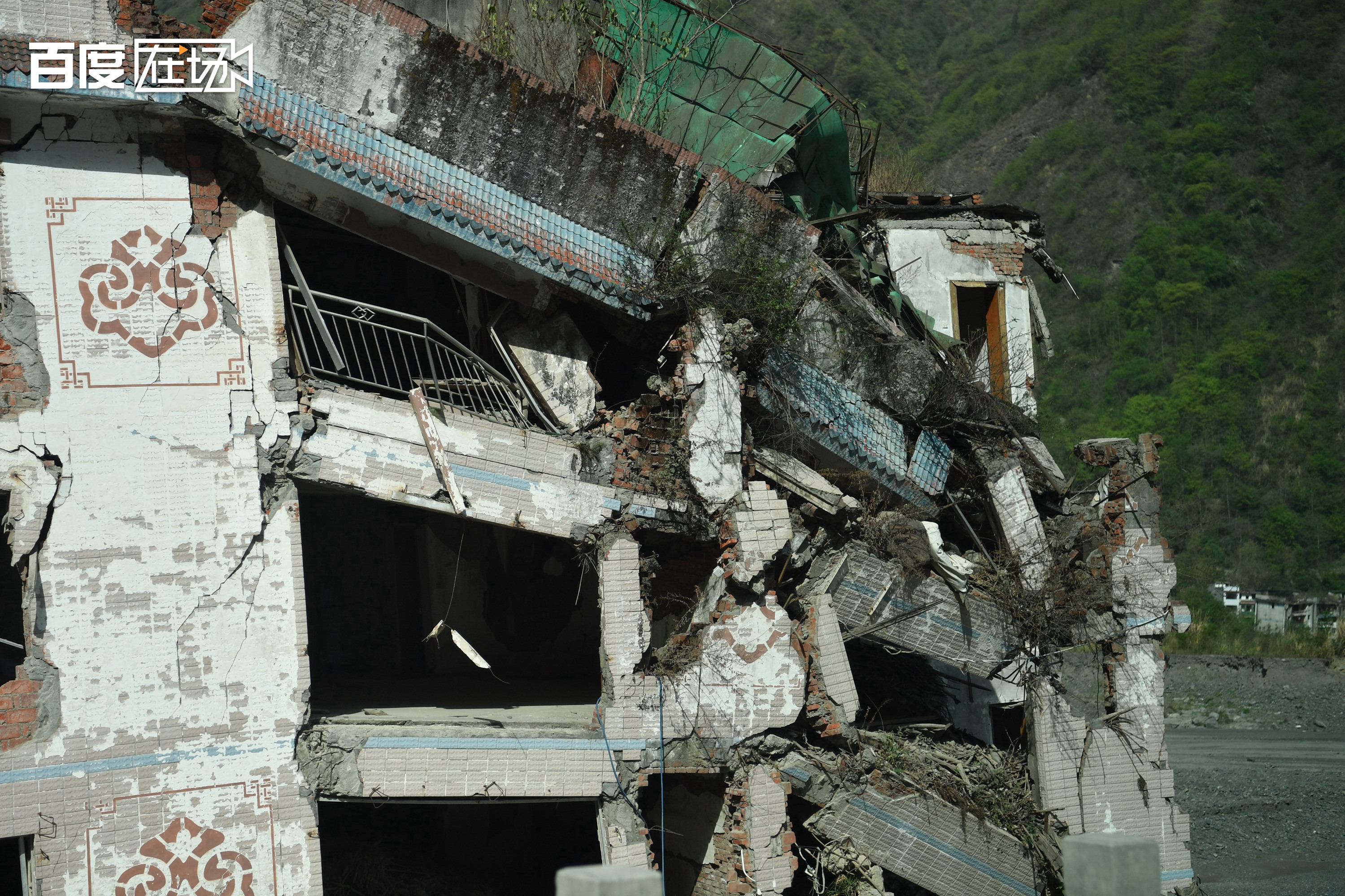 汶川地震11周年:震中洋房林立 但废墟犹在杂草丛生伤痛没有忘记