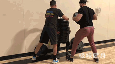 健身达人靠墙静蹲900磅被指造假,为证实力她差点把腿压断!