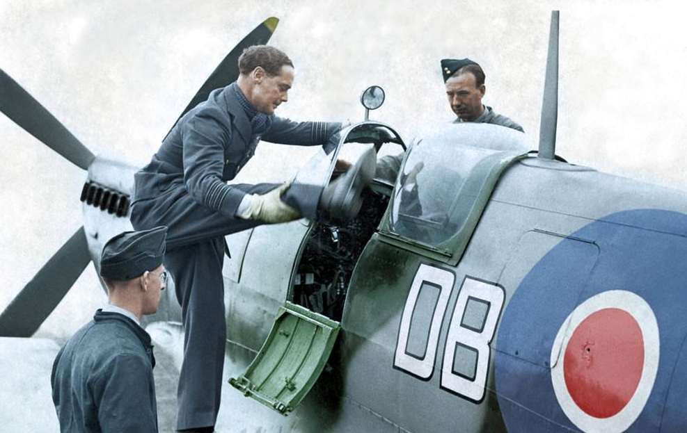 二战珍贵彩照,英国无腿王牌飞行员击落22架纳粹战机!
