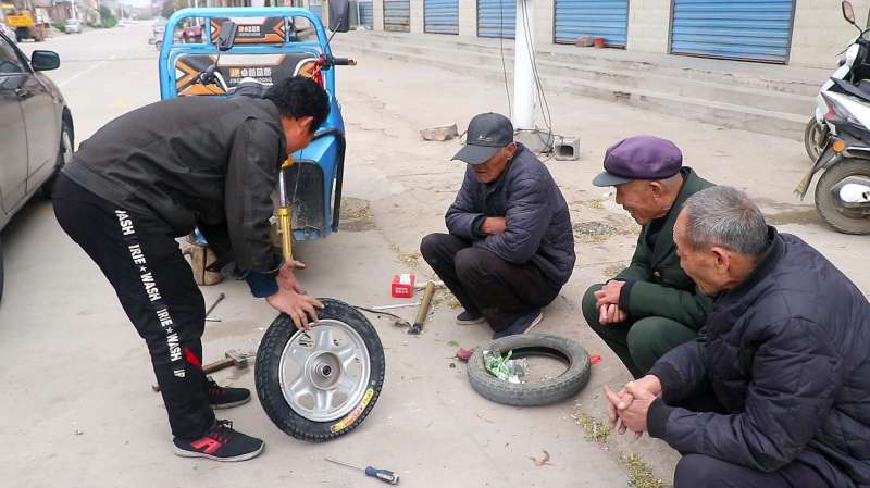 农村电动车换轮胎花100元,老头不给钱就走,大家觉得贵不贵