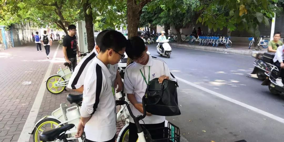 汕头有中学生拾金不昧,捡到钱包寻失主