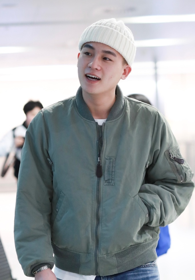 欧豪现身上海机场 一身潮范儿不忘对镜头say hi