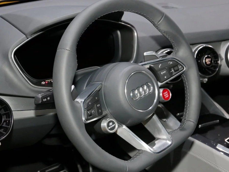 方向盘的设计也是中规中矩,握感十足