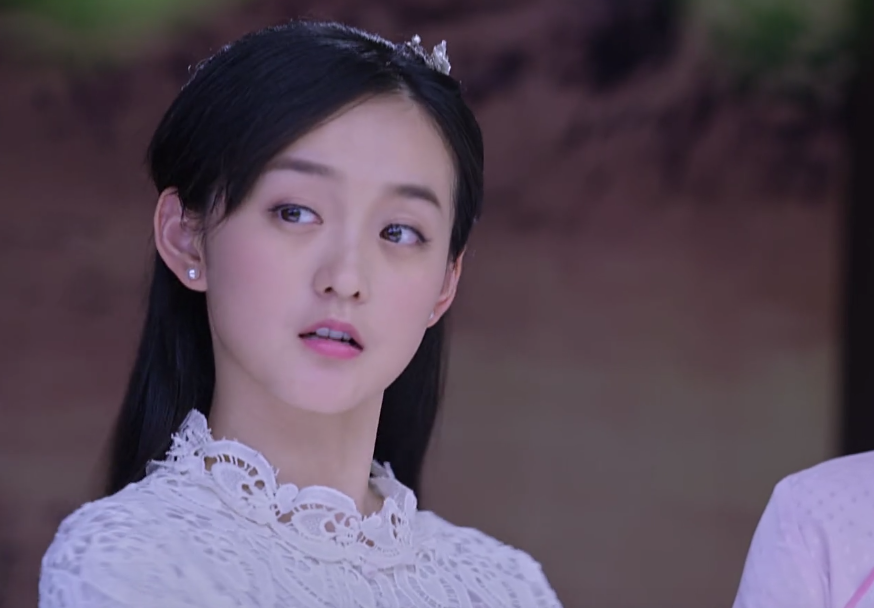 《烈火刀锋》何泓姗神态剧照,嘟嘴可爱忧郁神态最美,堪比赵丽颖