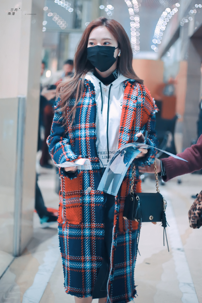 张紫宁穿格子长款风衣现身机场,戴黑色口罩遮面挡不住美