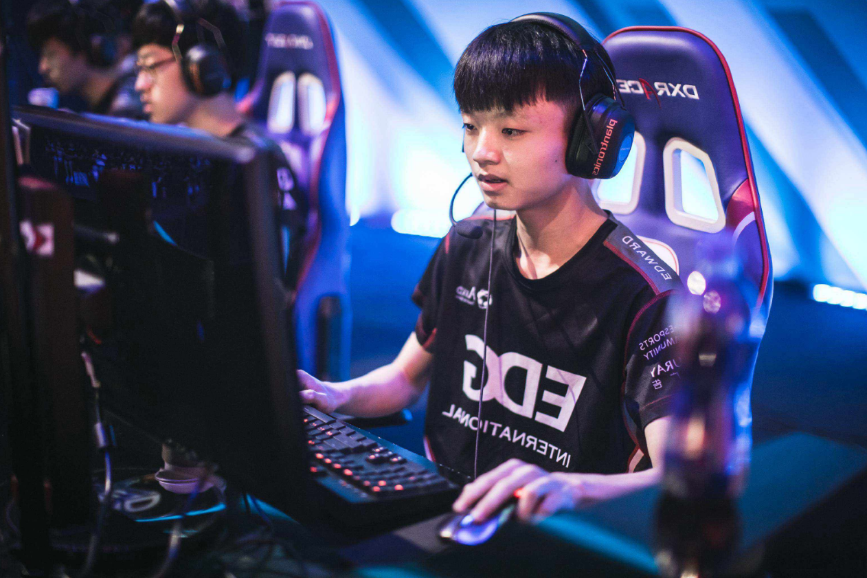 edg小将iboy神级闪现引热议,网友:iboy真的是大赛型选手!