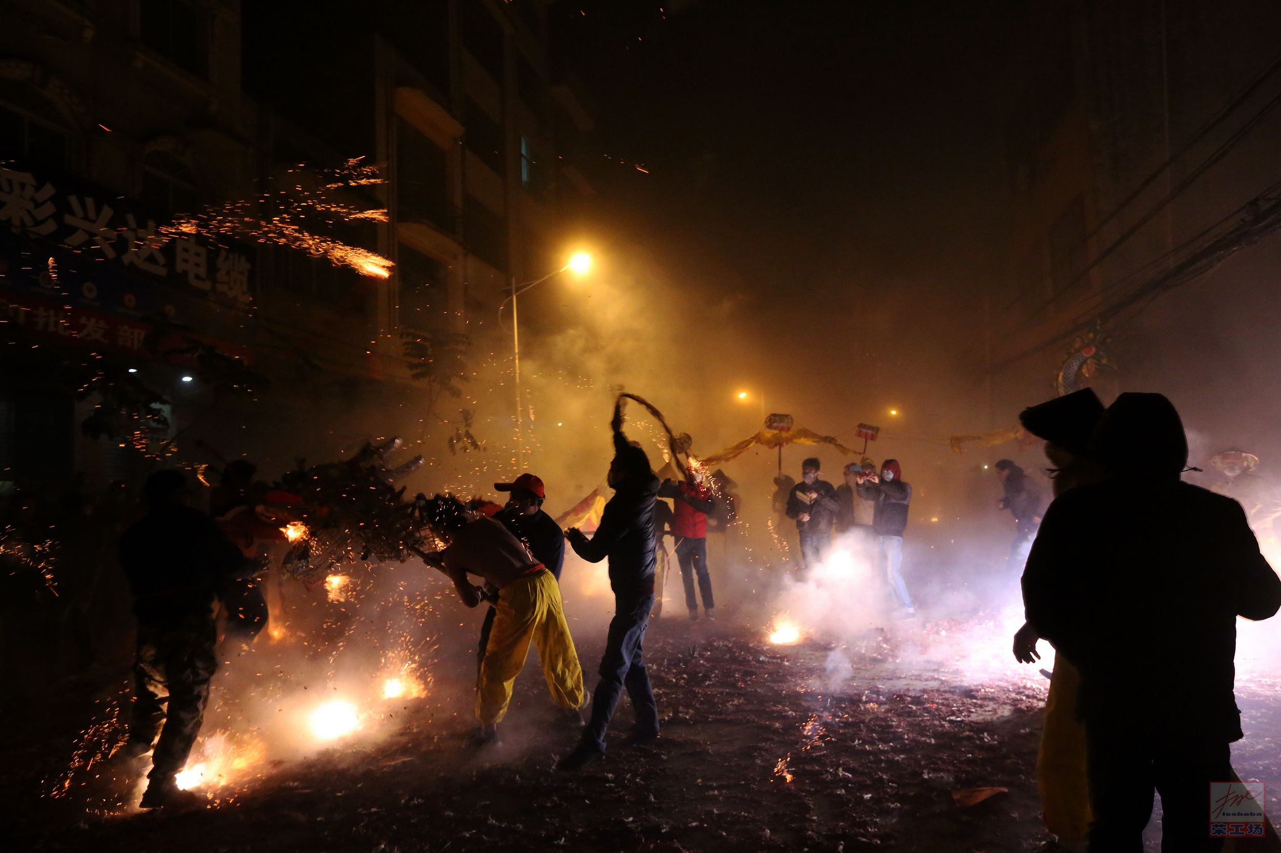 广西独特民俗"炮龙节",万人涌上街头燃放鞭炮,堪比好莱坞大片