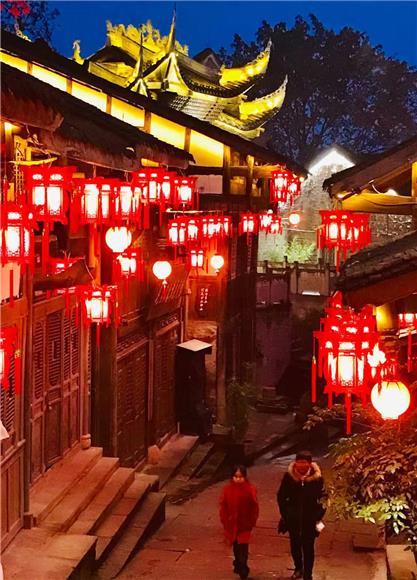 铜梁安居古城:灯组灯笼辉映璀璨夜色迷人眼
