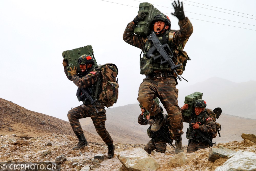 武警西藏总队特战官兵寒冬开展极限训练