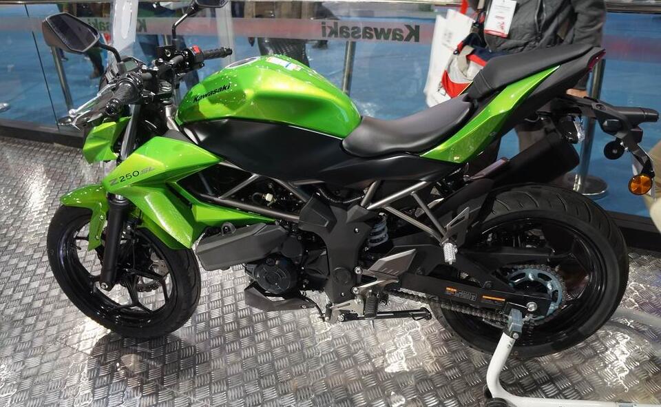 川崎忍者250sl到店了!11l油箱 249cc引擎 6速,你选机车还是汽车