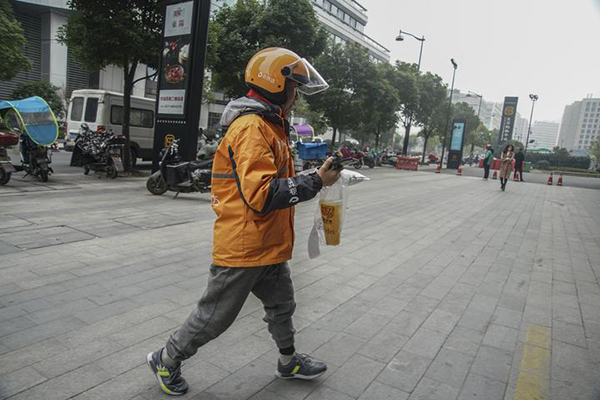 杭州单腿外卖小哥手术后复工:与假肢还在磨合,会坚持做骑手