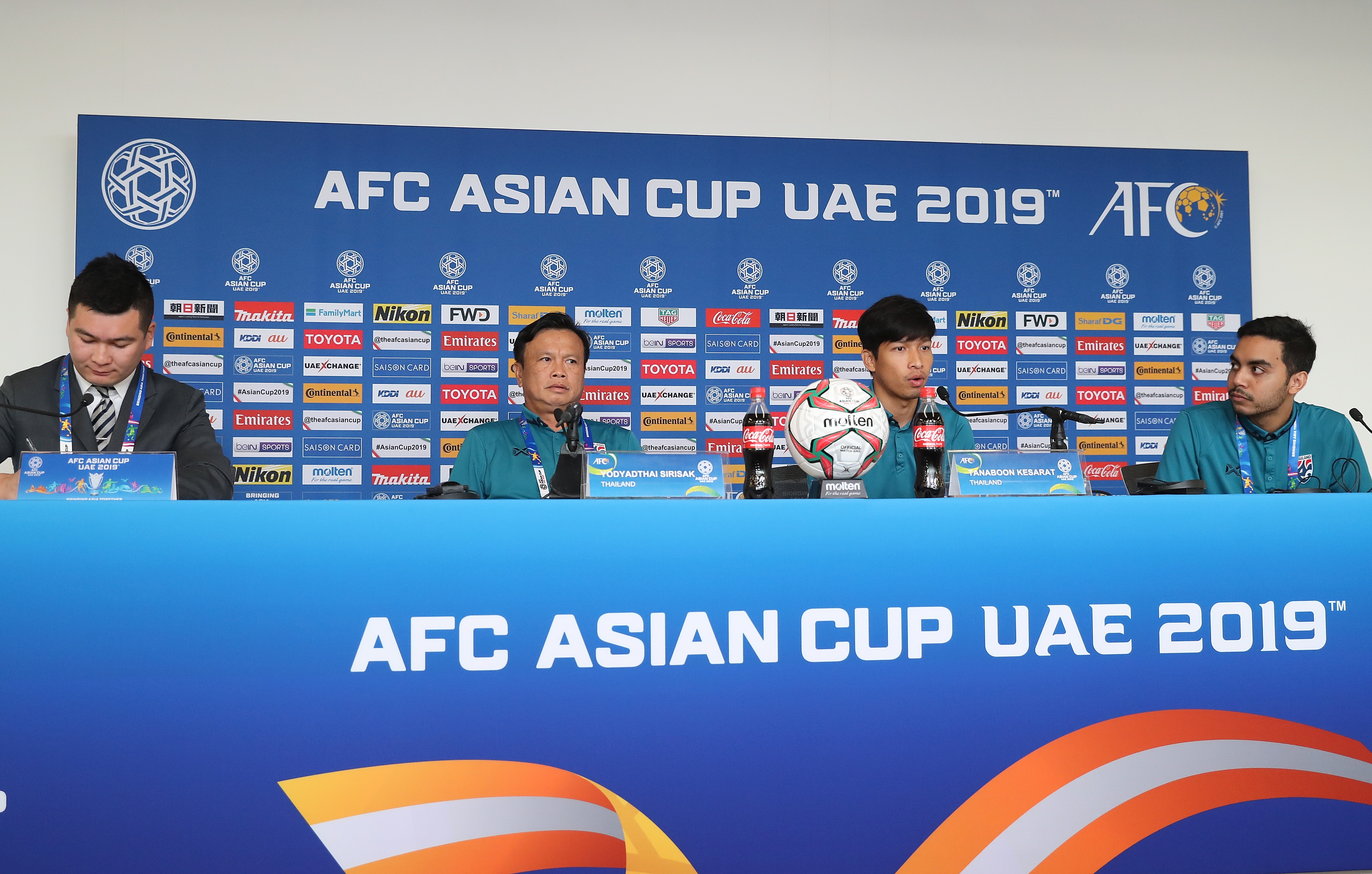 足球——亚洲杯:泰国队举行赛前新闻发布会(1)