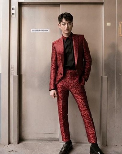 允儿携手珉豪巴黎街头拍写真 网友:脖子以下全是腿