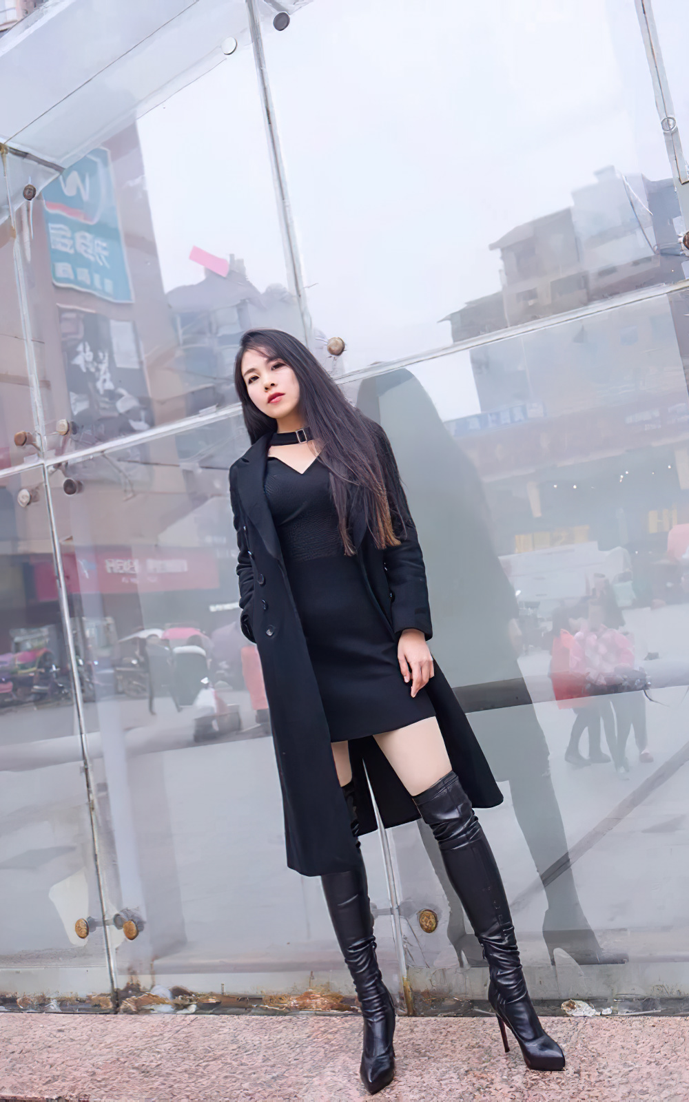 时尚街拍:过膝靴这样搭,尽显性感优雅气质,小姐姐气场十足!