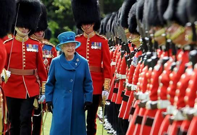 英国时刻呈现出传统与新旧交替的画面,白金汉宫是伦敦的象征 英国时刻呈现出传统与新旧交替的画面,白金汉宫是伦敦的象征