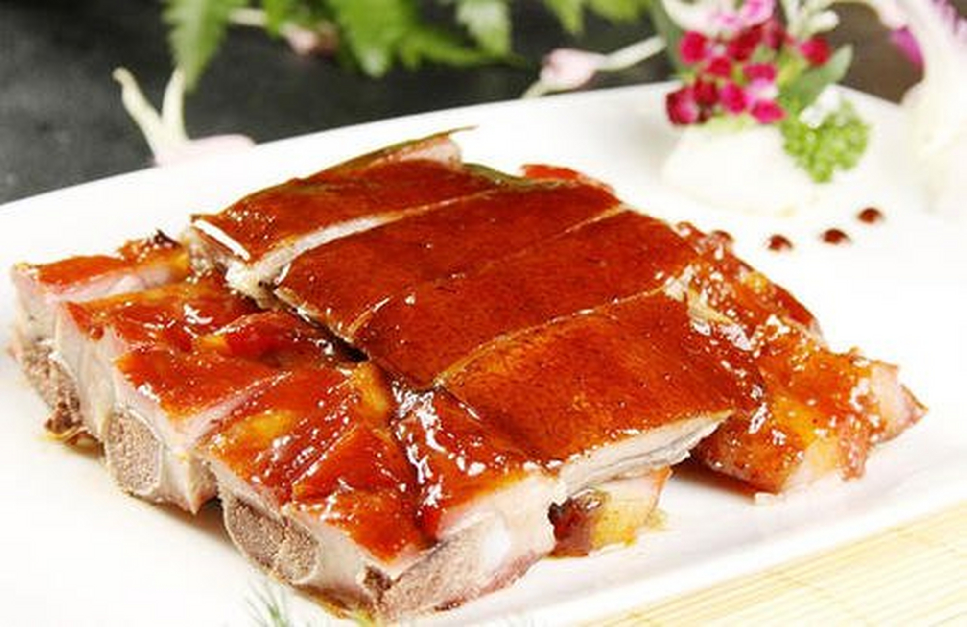 烤乳猪又名小猪烧烤,为独山地方特色食品,该品选取上好乳猪,加以祖传