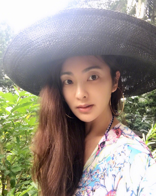 曹格老婆称"想太多"并且晒自拍,网友:跟随心的方向就好了