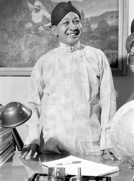 在他所宣称的"新秩序"下,苏哈托建立了一个中央集权,军事主导且强大的