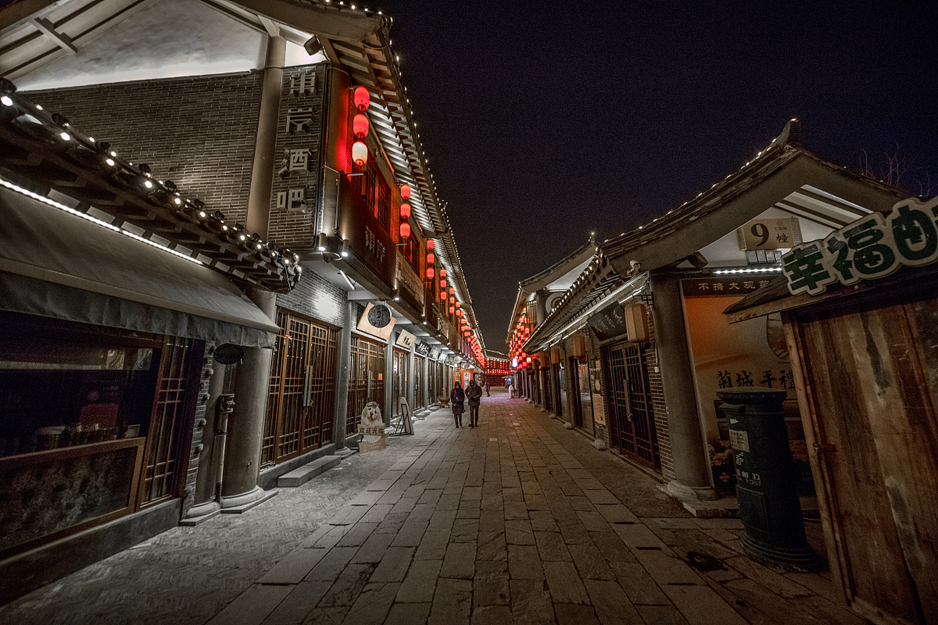 雪后的古城,景色格外美丽,让人仿佛穿越到了古代.