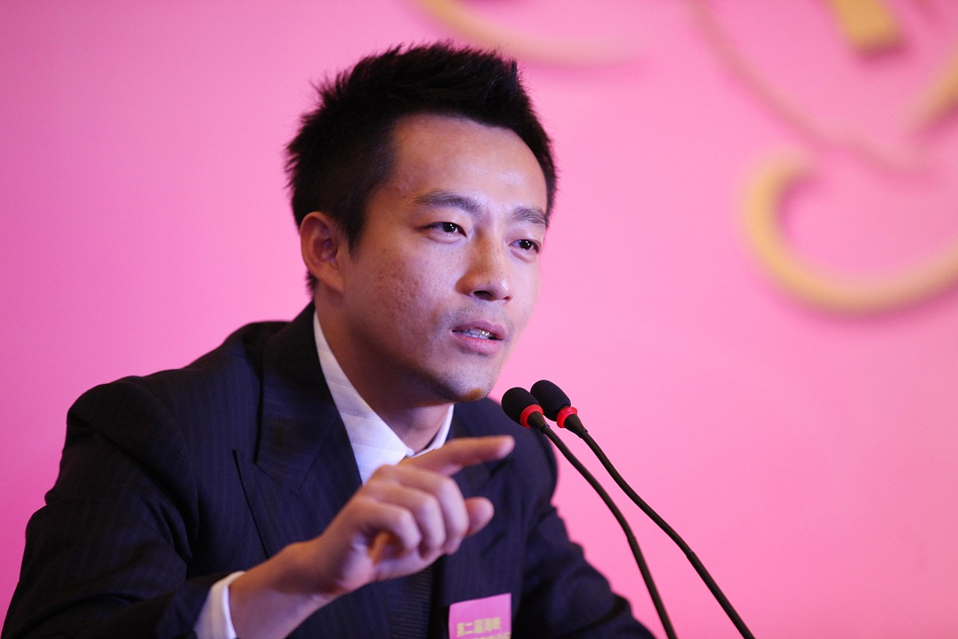 主持人戴军说:"拍《繁花》时,张建亚导演,亲自给我示范,他不慎绊倒在