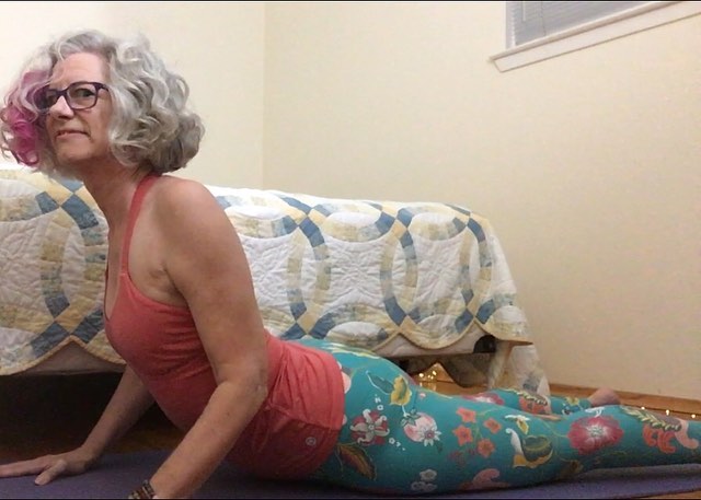 各种高难度动作都可以做?猜一下这位老奶奶今年几岁?