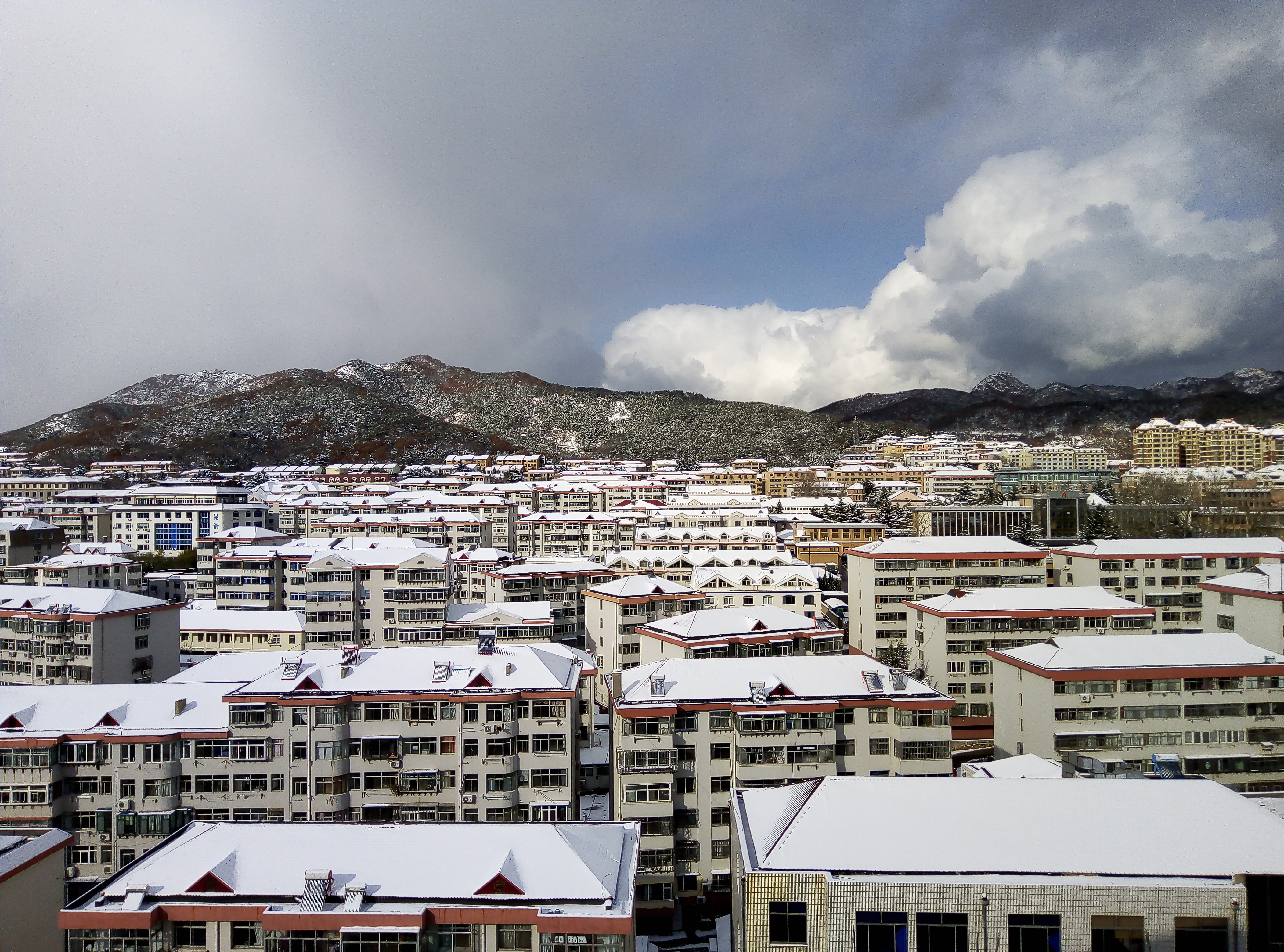 阵雪,忽晴,北风,威海城色俯瞰