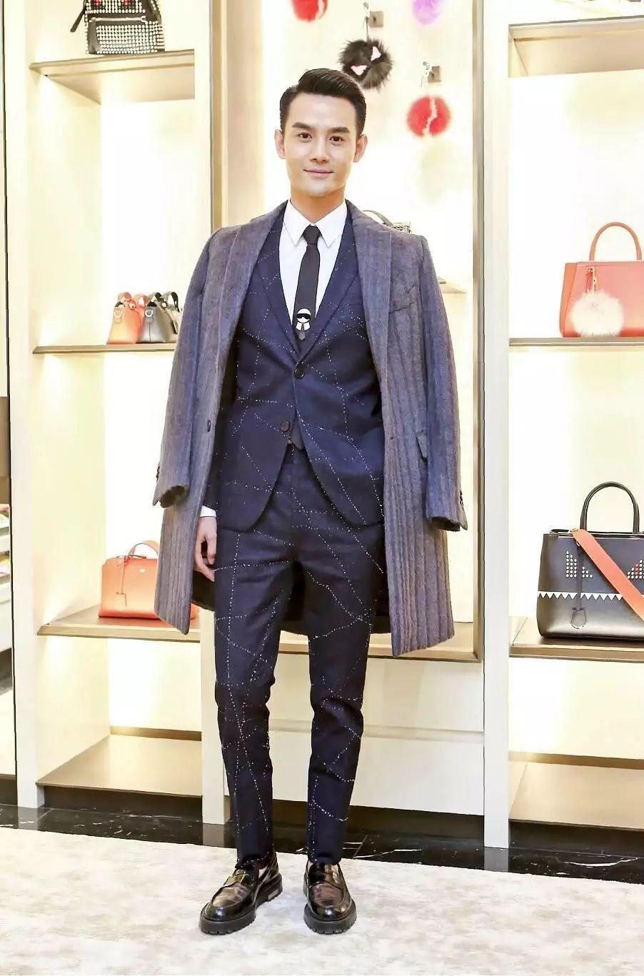 王凯参加发布会身材挺拔双腿修长,粉丝直呼太会穿!